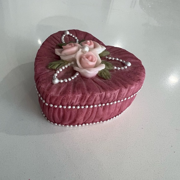 Vintage Dezine Heart Shaped Victorian Pink Shade Trinket Box Roses Made in 1993 - Picture 3 of 8